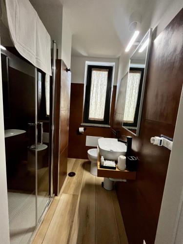 a bathroom with a toilet and a sink and a shower at B&B Mastro Mario in Rocca di Neto