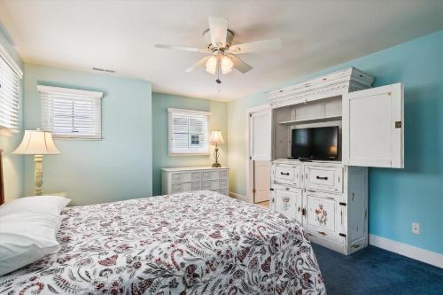 Un dormitorio con una cama y un ventilador de techo. en Tingle avenue 624, en Bethany Beach