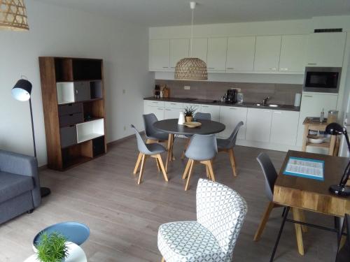 a kitchen and living room with a table and chairs at Lo-Gies in Lochristi