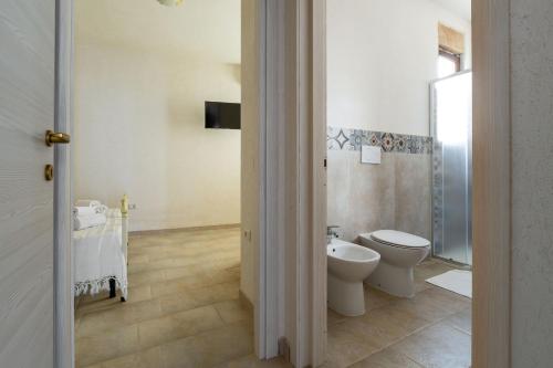 un bagno con un water e un lavandino di Dimore Salentine a Felline