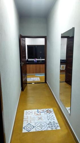 a room with a hallway with a door and a mirror at Casa Recanto Áureo in Alto Paraíso de Goiás