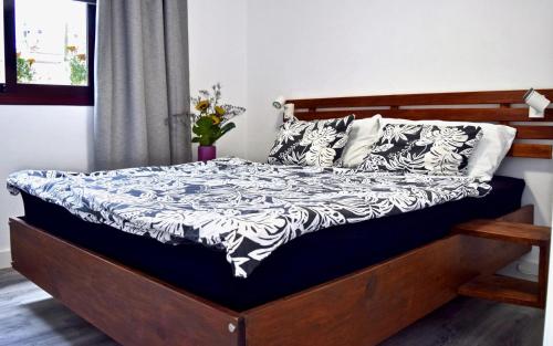 Una cama con un edredón blanco y negro. en Penthouse Valle Gran Rey, en Valle Gran Rey