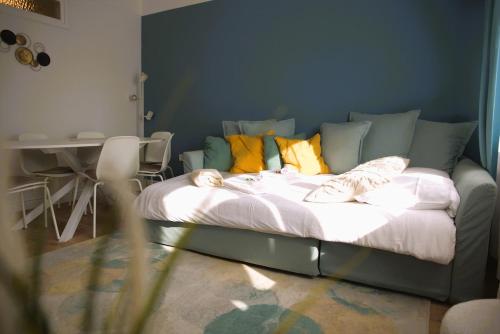 Postel nebo postele na pokoji v ubytování Beautiful Cosy 2BR Apartment