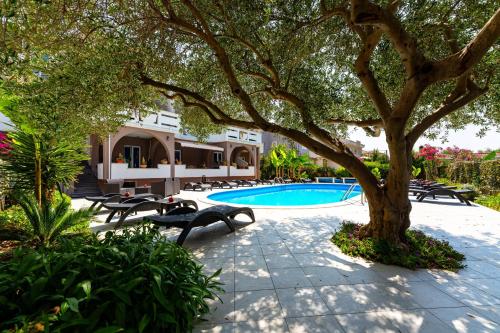 Dorothealy Apartments with Garden and Pool