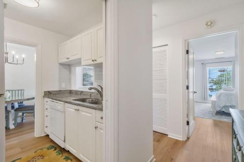 eine Küche mit weißen Schränken und einer Spüle in der Unterkunft 854 Ketch Court at The Sea Pines Resort in Hilton Head Island