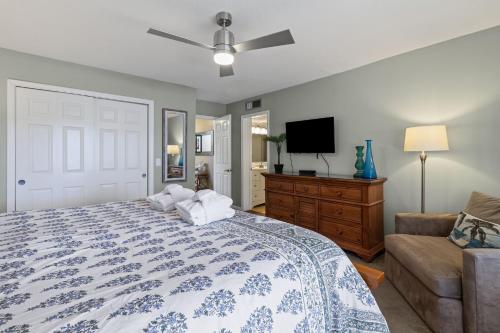 una camera da letto con un letto e un ventilatore a soffitto di 2294 Heritage Villas at The Sea Pines Resort a Hilton Head Island
