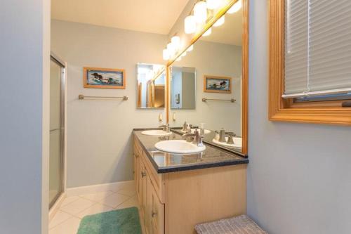 un baño con lavabo y espejo en Henlopen avenue 62, en Rehoboth Beach