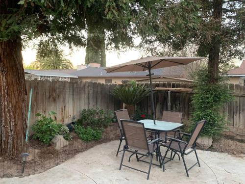 Κήπος έξω από το Rustic Retreat 3 bd/2 bth - Large Family Game Area