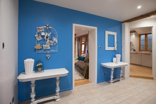 una pared azul con dos lavabos blancos en una habitación en Appartement Bredala avec Climatisation, en Colmar