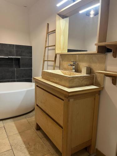 un bagno con lavandino, vasca e specchio di Brigantine 3 a La Ciotat