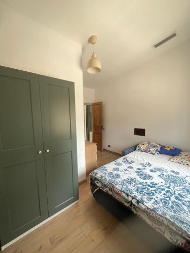 una camera da letto con un letto e un grande armadio di Brigantine 3 a La Ciotat