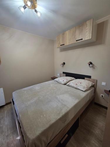 une chambre avec un lit et un ventilateur de plafond dans l'établissement Le duplex de Dana, Gresse en Vercors, Alpes du Nord, classement 3 étoiles par Atout France, à Gresse-en-Vercors