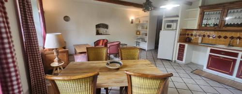 una cocina y un comedor con mesa y sillas en Garden level - cocooning, en Briançon
