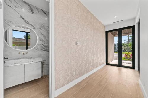 Φωτογραφία από το άλμπουμ του Jungle Serene Lux Home with Pool Sauna Ice Bath σε Fort Lauderdale