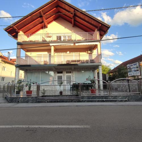 Budova, kde se aparthotel nachází