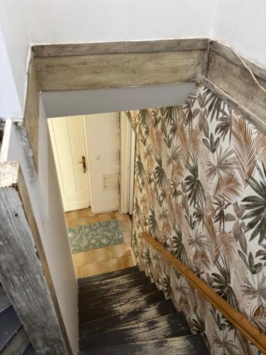 an empty hallway with a staircase with a wall at G&J fourmidables in Récourt