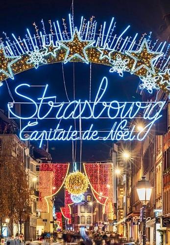 un panneau lumineux sur une rue de la ville avec des lumières de Noël dans l'établissement Appartement cosy tout proche de l'hyper-centre, à Strasbourg