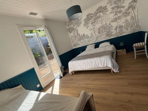 a bedroom with two beds and a window at Villa EtcheOna in Soorts-Hossegor