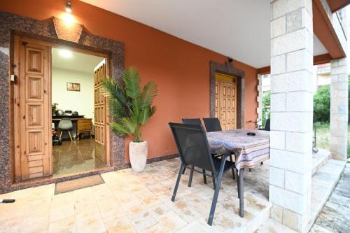 ein Esszimmer mit Tisch und Spiegel in der Unterkunft Apartmani Santa Barbara in Trebinje