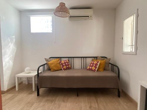 a room with a bed with pillows and a window at Mazet NiMiSa in Marseillan