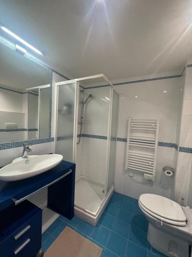 een badkamer met een douche, een toilet en een wastafel bij Bilocale Le Furama in Antibes