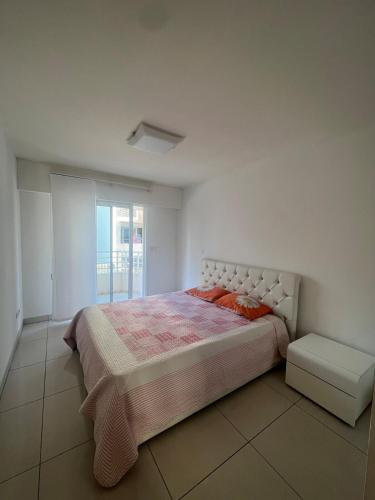 een slaapkamer met een groot bed en een raam bij Bilocale Le Furama in Antibes