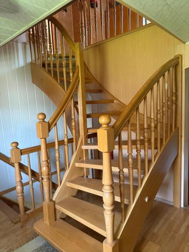eine hölzerne Wendeltreppe in einem Haus in der Unterkunft Traditionelles Haus in Trieben