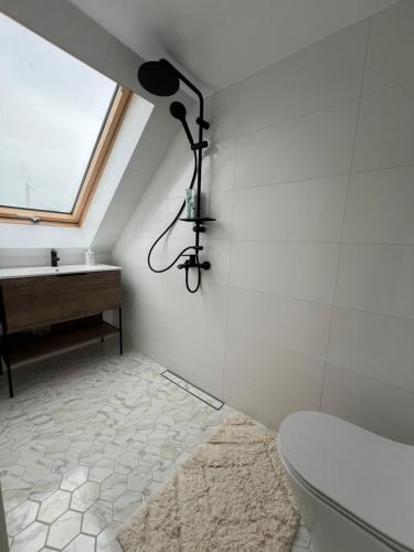 Bilik mandi di Black House Pärnu