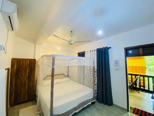una camera da letto con un letto a baldacchino di Lake View Villa - Tangalle a Tangalle