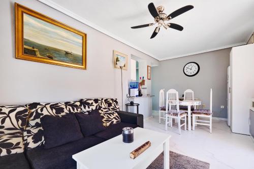 Apartamento 2 dormitorios garaje y piscina junto al mar