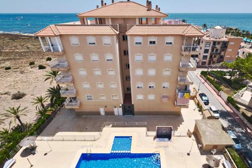 Apartamento 2 dormitorios garaje y piscina junto al mar
