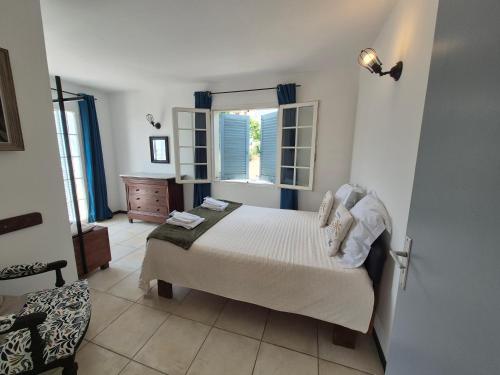 une chambre avec un lit et une fenêtre dans l'établissement calista, à Bastia