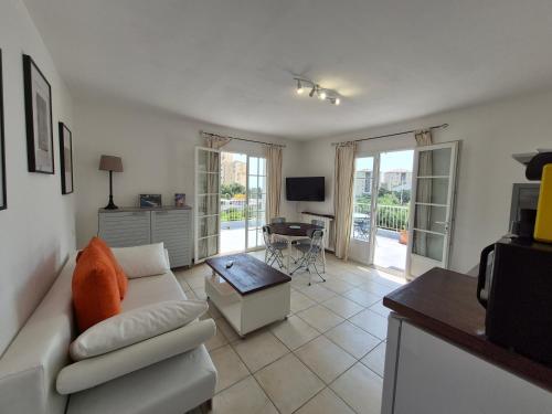 un salon avec un canapé et une table dans l'établissement calista, à Bastia