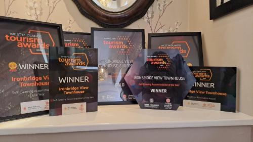 Certificado, premio, señal o documento que está expuesto en Ironbridge View Townhouse WINNER 2025 UK MOST PICTURESQUE SELF-CATERING HOLIDAY HOME & WINNER SELF-CATERING ACCOMMODATION OF THE YEAR 2025