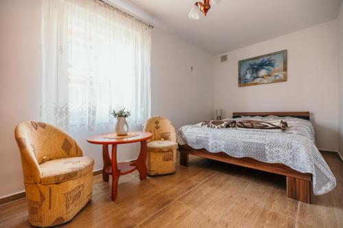 Un pat sau paturi într-o cameră la Pensjonat na Fali Dźwirzyno