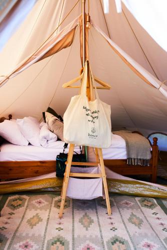Ένα ή περισσότερα κρεβάτια σε δωμάτιο στο bosco glamping