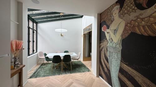 una stanza con un grande dipinto di una donna sul muro di Villa Luxe-bord de mer-hyper centre Art Deco a Le Touquet-Paris-Plage