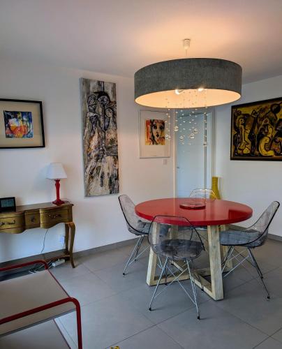 une salle à manger avec une table et des chaises rouges dans l'établissement 