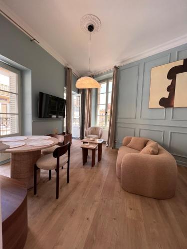 ein Wohnzimmer mit Sofa und Tisch in der Unterkunft Design studio, luxury and comfort in La Celle-sous-Gouzon