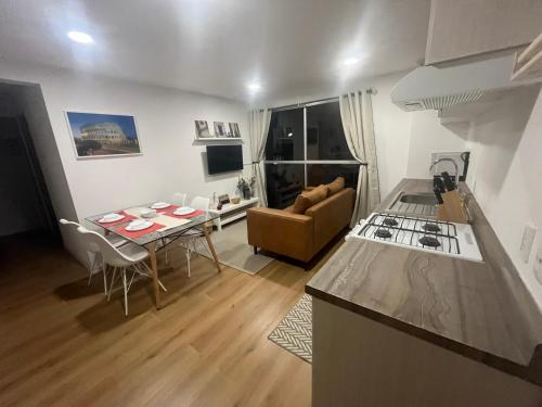 a kitchen and living room with a table and a couch at Acogedor departamento en zona céntrica de la CDMX in Mexico City