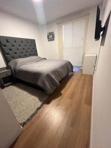 a bedroom with a bed and a wooden floor at Acogedor departamento en zona céntrica de la CDMX in Mexico City