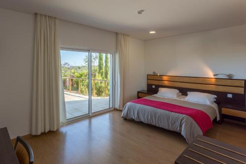 En eller flere senge i et værelse på Guesthouse Quinta Saleiro
