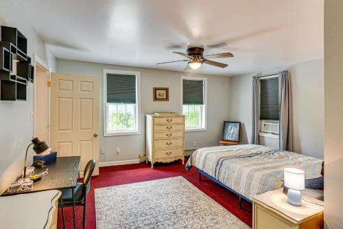 Un dormitorio con una cama y un ventilador de techo. en Honey Bee Farm On-Site Susquehanna Valley Apt!, en Dalmatia