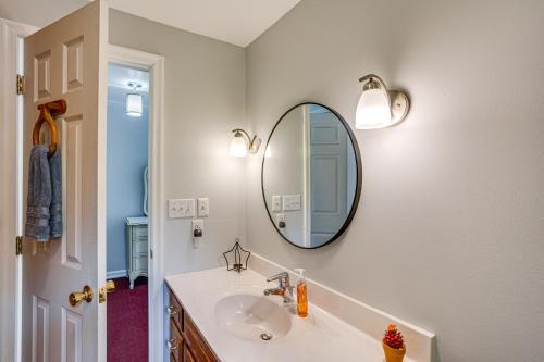 un baño con lavabo y espejo en Honey Bee Farm On-Site Susquehanna Valley Apt!, en Dalmatia