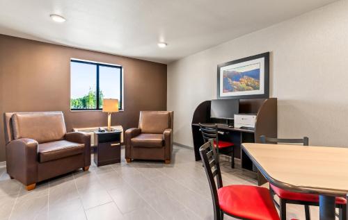 a waiting room with chairs and a desk at My Place Hotel-Bentonville-Rogers, AR in Bentonville