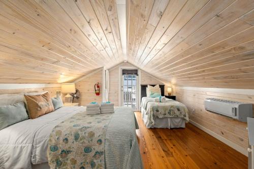 - une grande chambre avec un grand plafond en bois dans l'établissement Cute Beach Cottage Steps to the Beach! Panama City Beach, FL!, à Laguna Beach
