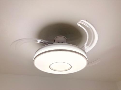 a ceiling fan with a light on a ceiling at Apartamento Jilguero con parking individual privado in Sanlúcar de Barrameda