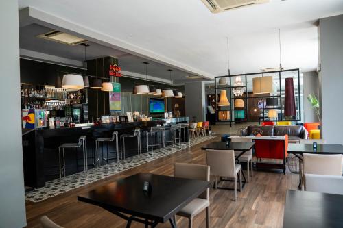 Um restaurante ou outro lugar para comer em Novotel Lima San Isidro