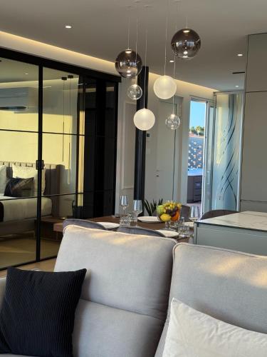 Ein Sitzbereich in der Unterkunft Dedaj Resort - Penthouse Auri