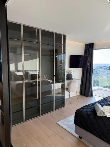 Schlafzimmer mit einem großen Glasschrank und 2 Betten in der Unterkunft Dedaj Resort - Penthouse Auri in Zadar